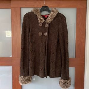 Sweater with faux fur.